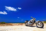 青い空と海を背景に停めたバイク
