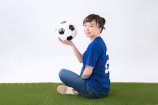 サッカーのユニフォームを着て座る女性