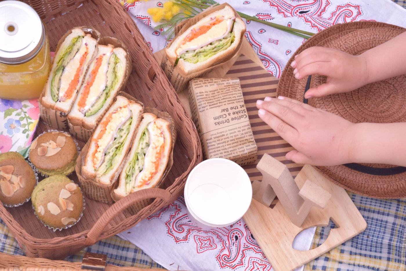 ピクニック サンドイッチはワックスペーパーでラッピング 調整さん
